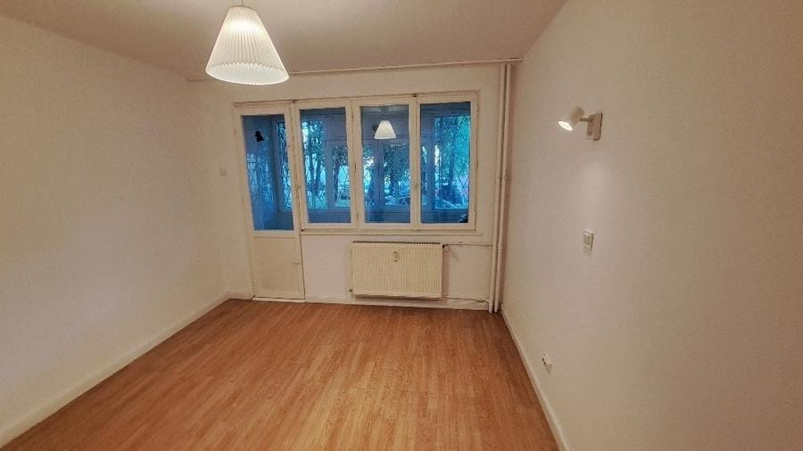Apartament cu 3 camere semidecomandat în Bucur Obor