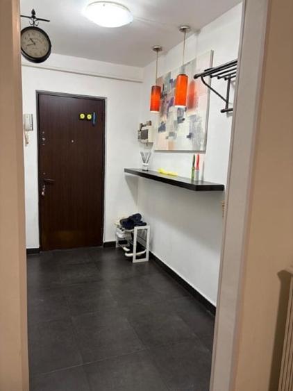 Apartament cu 3 camere semidecomandat, mobilat în Alexandru Obregia