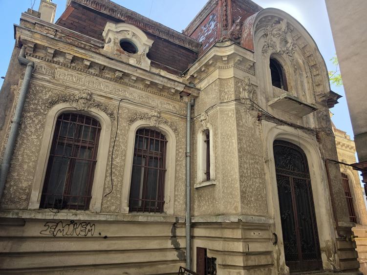 Casă individuală cu 15 camere cu Canalizare în Dorobanți