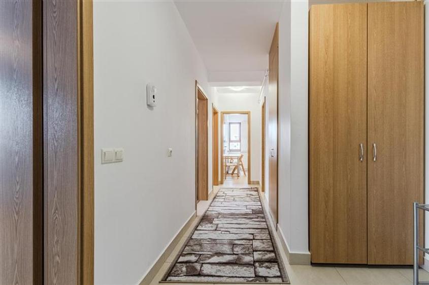 Apartament cu 3 camere decomandat, mobilat în Tractorul