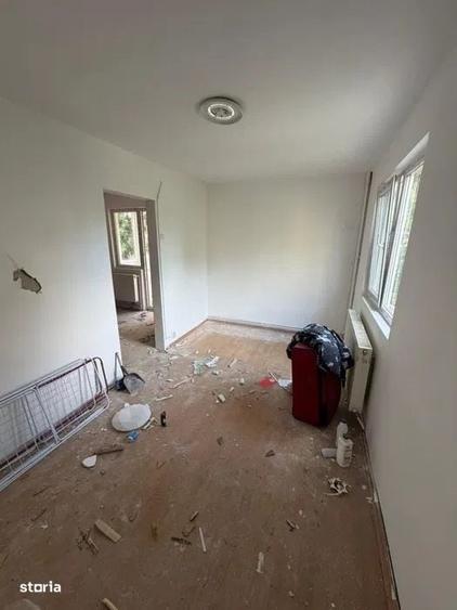 Apartament cu 3 camere semidecomandat în Dâmbu Pietros