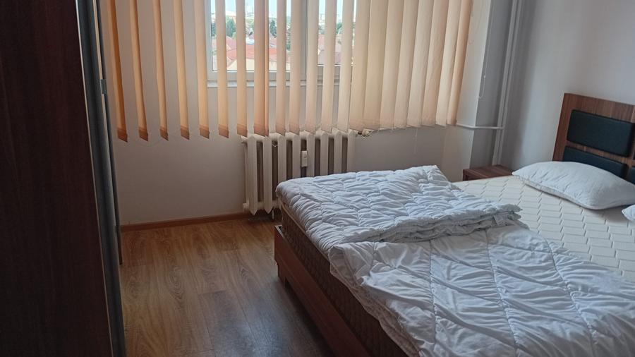 Apartament cu 3 camere decomandat, mobilat în Intim
