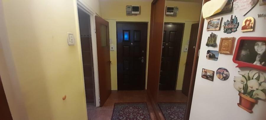 Apartament cu 3 camere semidecomandat în Ozana
