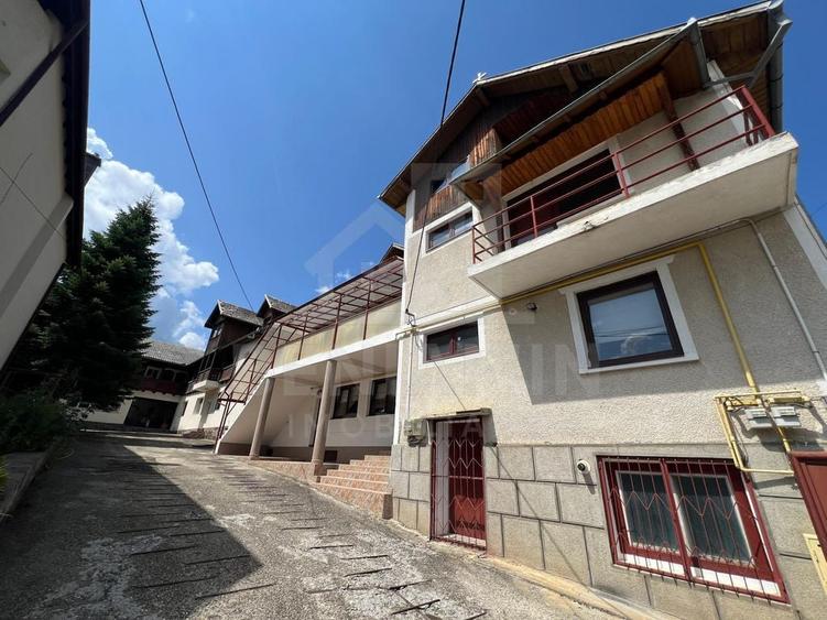 Casă cu 5 camere cu Teren 1100 Mp în Central