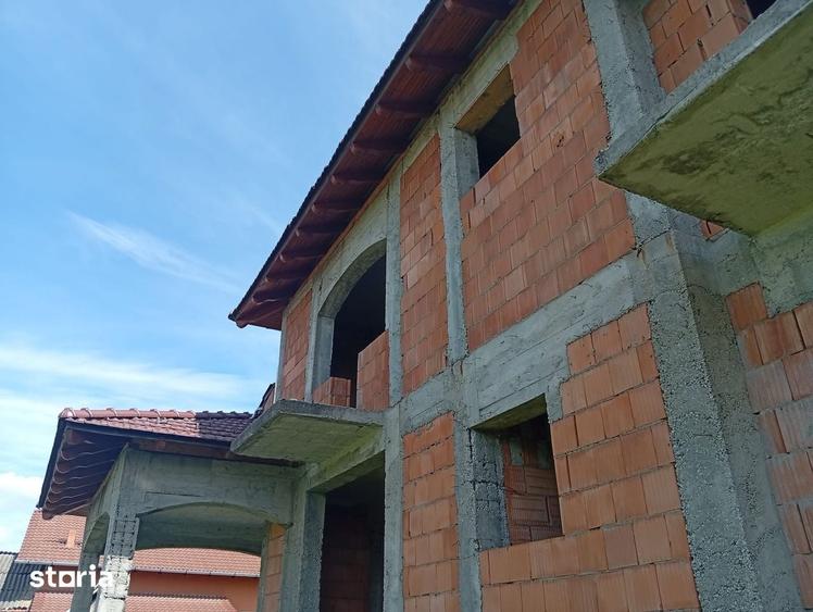 Casă cu 5 camere cu Teren 1660 Mp în Semlac