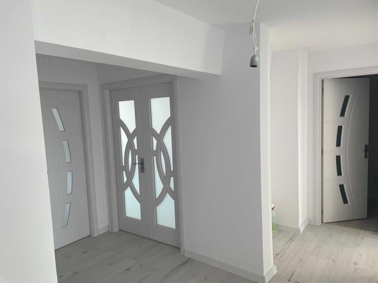 Apartament cu 3 camere decomandat în Cetate