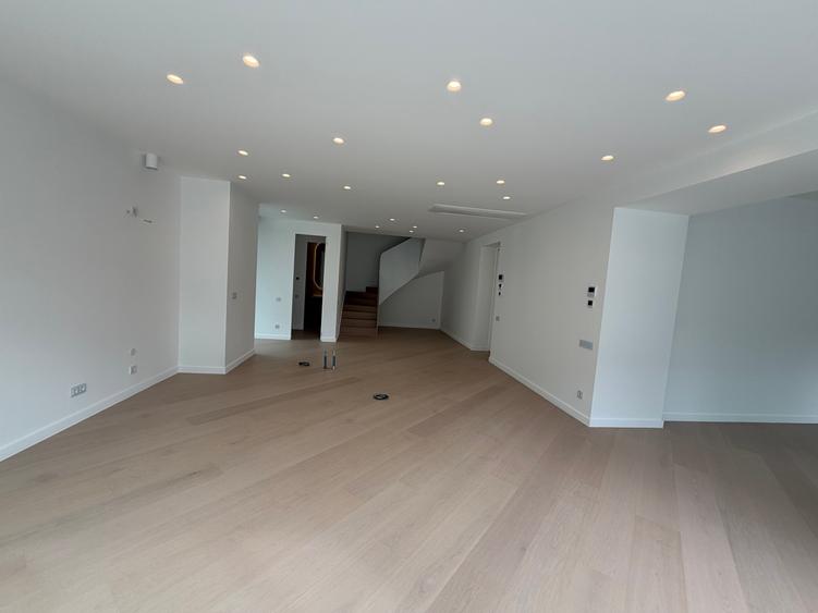 Apartament cu 4 camere decomandat în Aviației