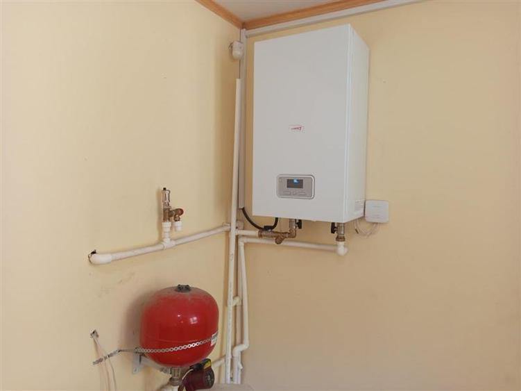 Casă individuală cu 7 camere cu Canalizare în Vest