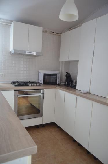 Apartament cu 3 camere decomandat, mobilat în Bușteni