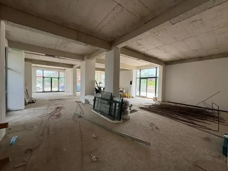 Spațiu comercial, de 372 mp, în Est