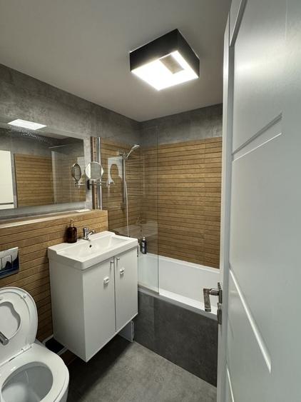 Apartament cu 3 camere decomandat în Fizicienilor