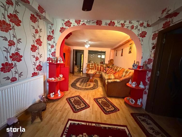 Casă cu 10 camere cu Teren 800 Mp în Costești