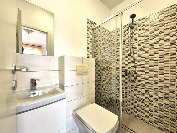 Apartament cu 3 camere decomandat în Tractorul