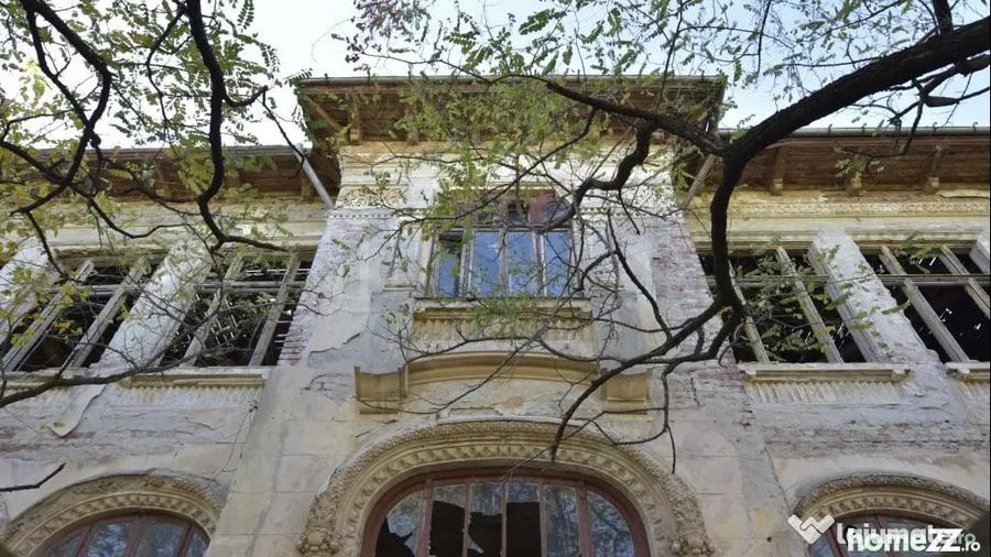 Casă cu 7 camere cu Teren 956 Mp în Central
