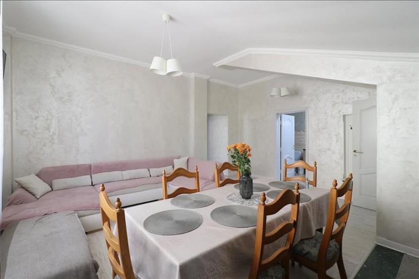 Apartament cu 3 camere decomandat, mobilat în Nicolina