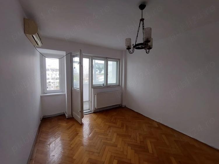 Apartament cu 3 camere semidecomandat în Independenței