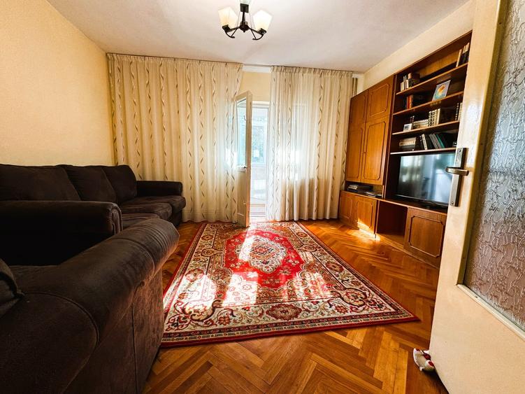 Apartament cu 3 camere decomandat în Podul de Fier