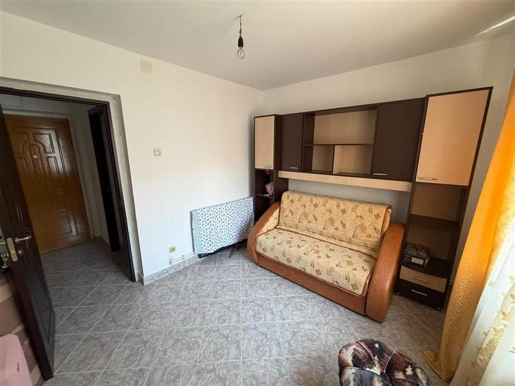 Apartament cu 3 camere decomandat, mobilat în Sud