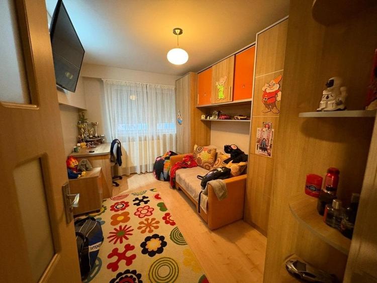 Apartament cu 4 camere decomandat, mobilat în Balada