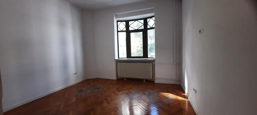 Casă cu 10 camere cu Teren 200 Mp în Unirii
