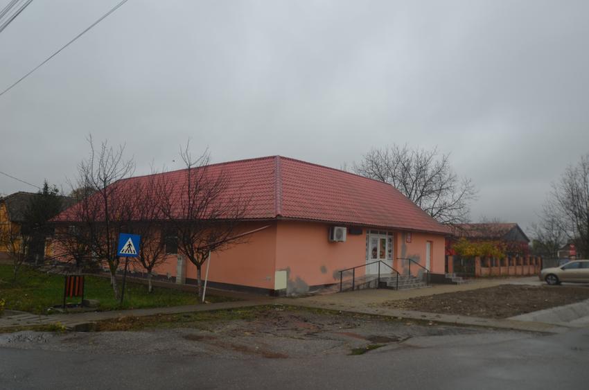 Casă individuală cu 3 camere cu Canalizare în Pădureni (Jebel)