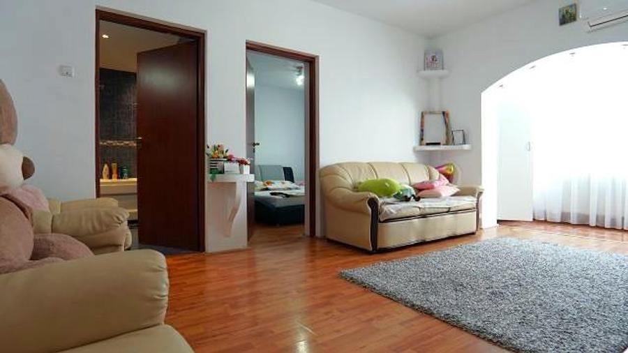 Apartament 2 camere de vânzare – Micro 9, Târgoviște – modernizat - 1