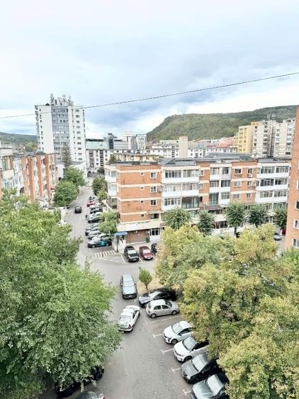 Apartament cu 4 camere decomandat în Central