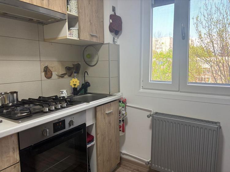 Apartament cu 3 camere semidecomandat, mobilat în Alexandru Obregia