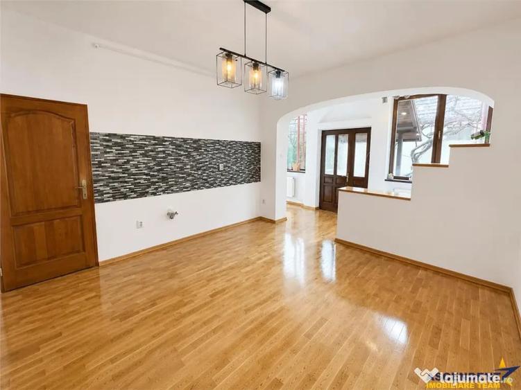 Casă cu 3 camere cu Teren 330 Mp în Central