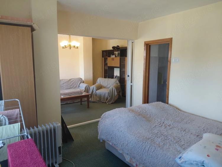 Apartament cu 3 camere semidecomandat în Valu lui Traian