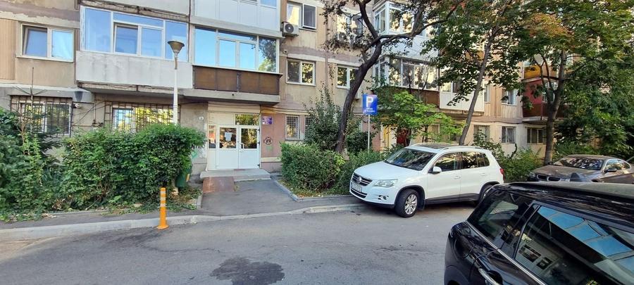 Apartament cu 3 camere decomandat în Drumul Taberei