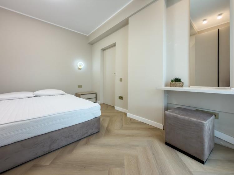 Apartament cu 2 camere semidecomandat, mobilat în Faleza Nord