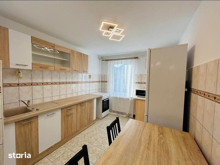 Apartament cu 3 camere decomandat în Tractorul