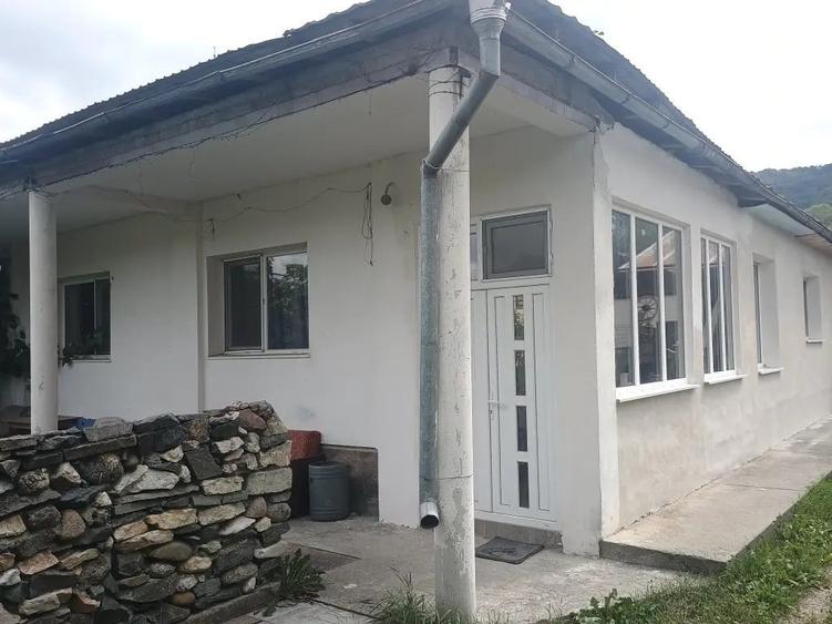 Casă cu 5 camere în Văleni