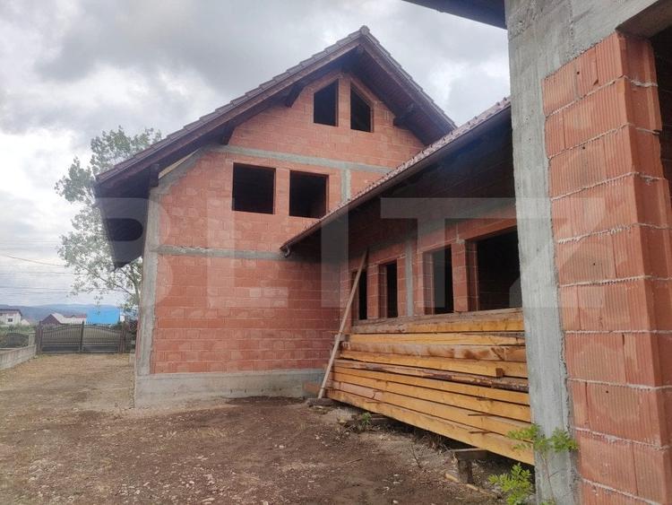 Casă individuală cu 8 camere cu Teren 770 Mp în Marginea