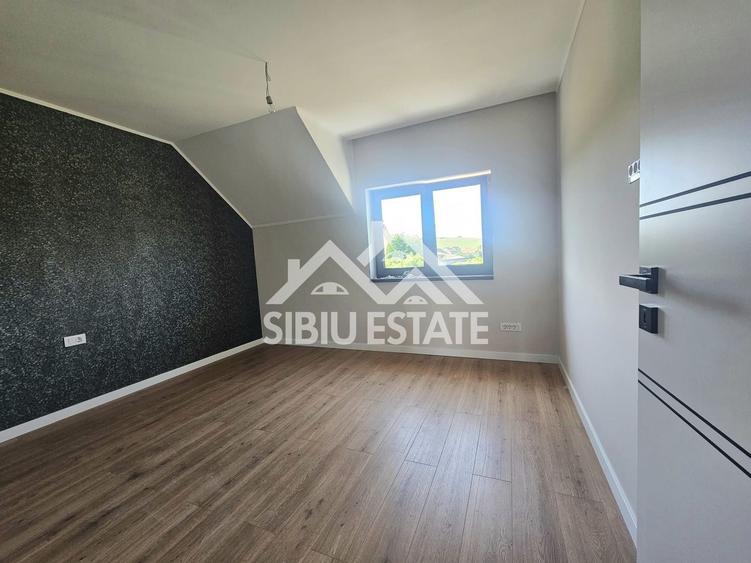 Duplex cu 4 camere cu Canalizare în Șura Mare