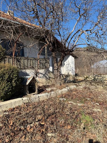 Casă cu 4 camere în Pietroasele