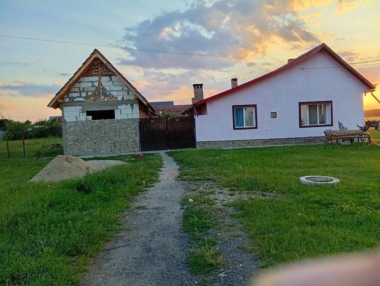 Casă cu 4 camere cu Teren 650 Mp în Bacova