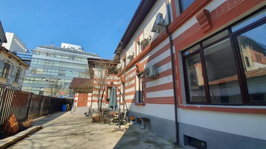 Casă individuală cu 18 camere cu Canalizare în Victoriei