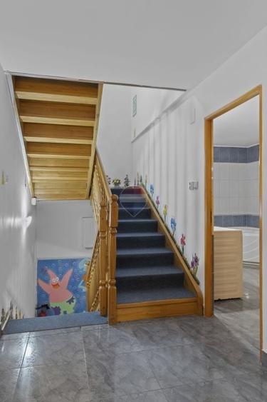 Casă individuală cu 8 camere cu Teren 300 Mp în 13 Septembrie