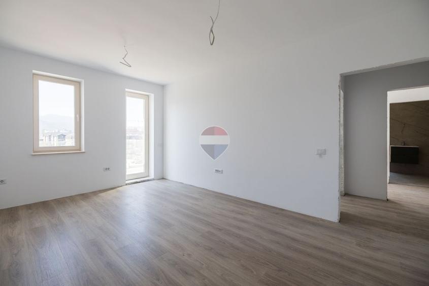 Apartament cu 3 camere decomandat în Tractorul