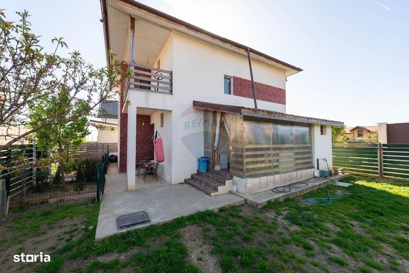 Casă cu 4 camere în Săbăreni