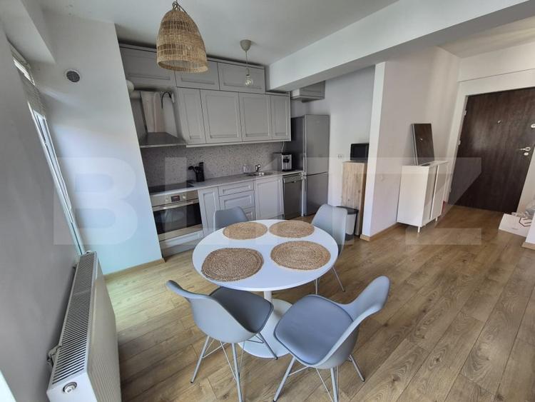 Apartament cu 3 camere semidecomandat, mobilat în Central
