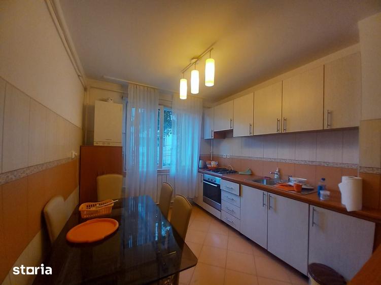 Apartament cu 3 camere semidecomandat în Progresul