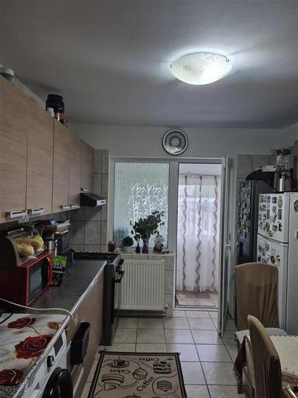 Apartament cu 3 camere semidecomandat, mobilat în Berceni