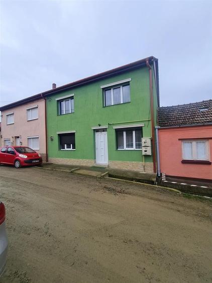 Casă individuală cu 6 camere decomandat cu Canalizare în Iorga