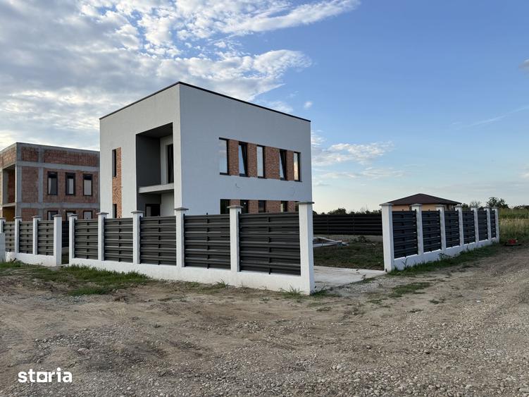 Casă cu 4 camere cu Teren 300 Mp în Central