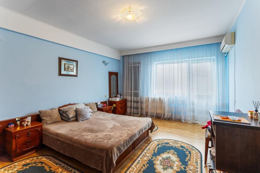 Casă individuală cu 8 camere cu Garaj în Faleza Nord