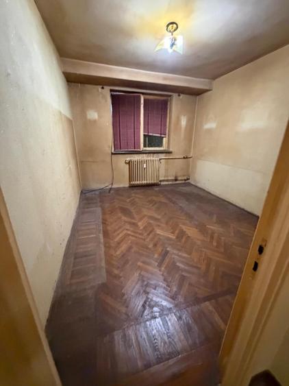 Apartament cu 3 camere semidecomandat în Calea București