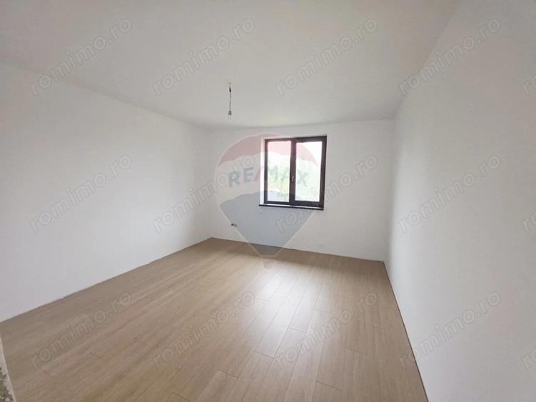 Casă cu 5 camere cu Teren 6110 Mp în Girov